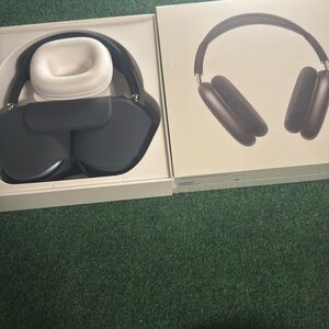 AirPod Maxes (Black)